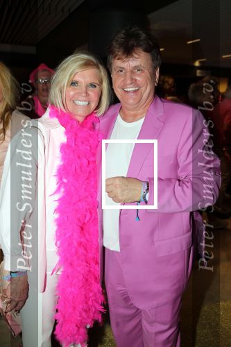 Amsterdam 27 mei 2018
Toppers in de arena . De schoonmoeder van Rene Froger Annemarie Bartels met haar vriend.