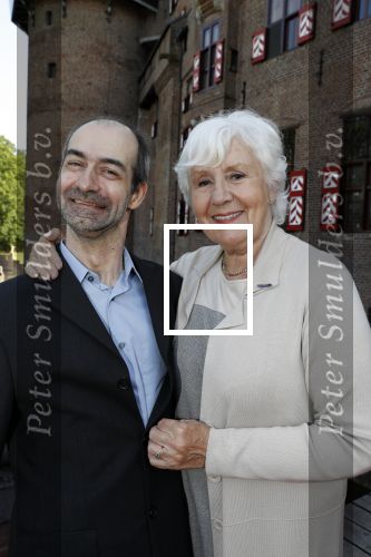 Haarzuilens 6 juni 2018
Opening expositie in kasteel de haar met oa Rene Mioch Annewil Blankers Renee Soutendijk en Willeke v Ammelrooij. Annewil met zoon
