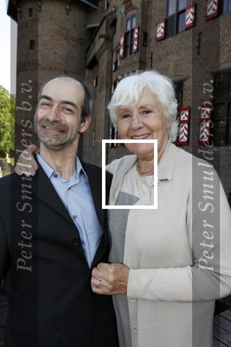 Haarzuilens 6 juni 2018
Opening expositie in kasteel de haar met oa Rene Mioch Annewil Blankers Renee Soutendijk en Willeke v Ammelrooij. Annewil met zoon