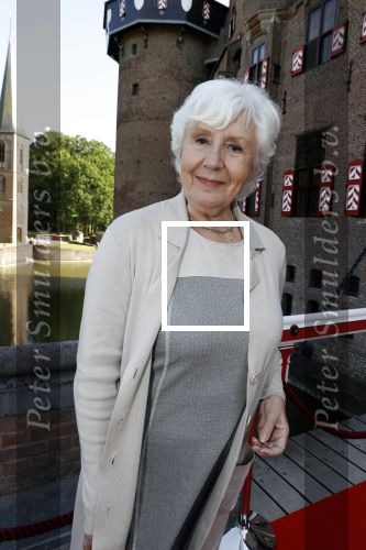 Haarzuilens 6 juni 2018
Opening expositie in kasteel de haar met oa Rene Mioch Annewil Blankers Renee Soutendijk en Willeke v Ammelrooij. Annewil met zoon