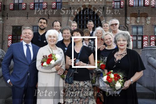 Haarzuilens 6 juni 2018
Opening expositie in kasteel de haar met oa Rene Mioch Annewil Blankers Renee Soutendijk en Willeke v Ammelrooij.