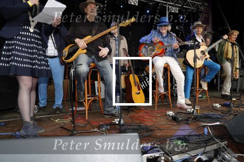 Hummelo 10 mei 2018
Onthulling standbeeld rockgroep Normaal met de bandleden Bennie Jolink, Ferdi Joly, Willem Terhorst en de partner van het overleden lid Jan Manschot