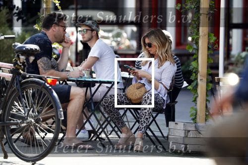 Amsterdam 21 mei 2018
Candy Dulfer met haar nieuwe vriend Rafael Nagelkerke. Candy heeft nieuw huis gekocht en Rafael heeft de sleutel.