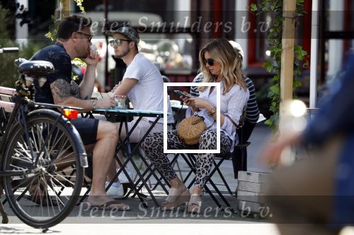 Amsterdam 21 mei 2018
Candy Dulfer met haar nieuwe vriend Rafael Nagelkerke. Candy heeft nieuw huis gekocht en Rafael heeft de sleutel.