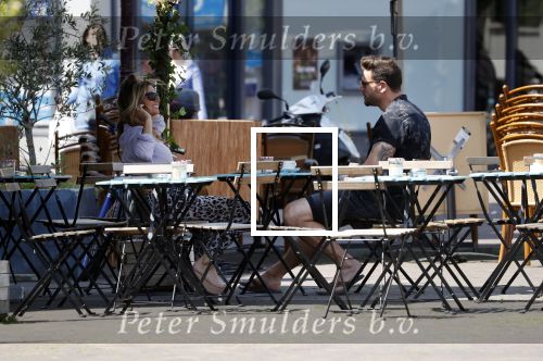 Amsterdam 21 mei 2018
Candy Dulfer met haar nieuwe vriend Rafael Nagelkerke. Candy heeft nieuw huis gekocht en Rafael heeft de sleutel.