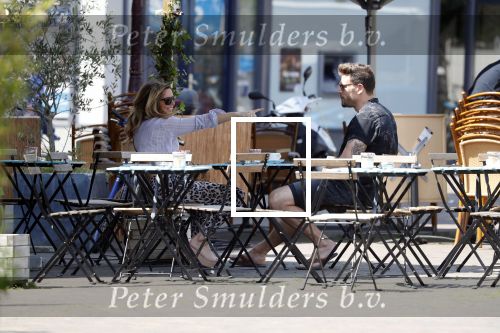 Amsterdam 21 mei 2018
Candy Dulfer met haar nieuwe vriend Rafael Nagelkerke. Candy heeft nieuw huis gekocht en Rafael heeft de sleutel.
