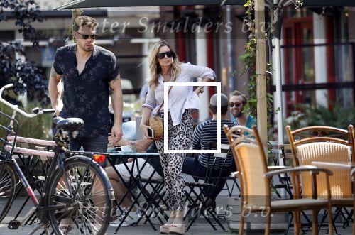 Amsterdam 21 mei 2018
Candy Dulfer met haar nieuwe vriend Rafael Nagelkerke. Candy heeft nieuw huis gekocht en Rafael heeft de sleutel.