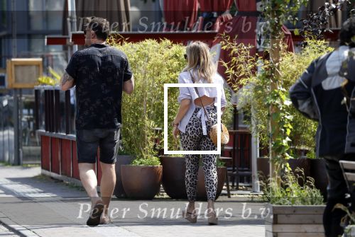 Amsterdam 21 mei 2018
Candy Dulfer met haar nieuwe vriend Rafael Nagelkerke. Candy heeft nieuw huis gekocht en Rafael heeft de sleutel.