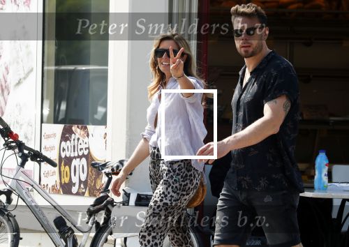 Amsterdam 21 mei 2018
Candy Dulfer met haar nieuwe vriend Rafael Nagelkerke. Candy heeft nieuw huis gekocht en Rafael heeft de sleutel.
