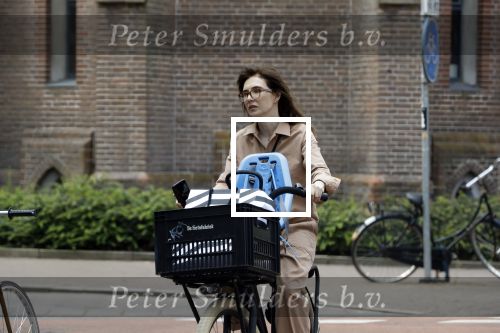 Amsterdam 25 mei 2018
Carice v Houten op de fiets in Amsterdam zuid