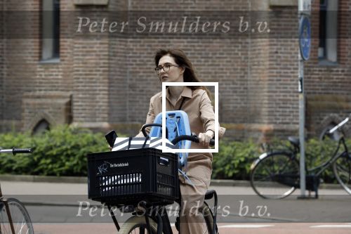 Amsterdam 25 mei 2018
Carice v Houten op de fiets in Amsterdam zuid