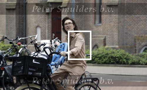 Amsterdam 25 mei 2018
Carice v Houten op de fiets in Amsterdam zuid
