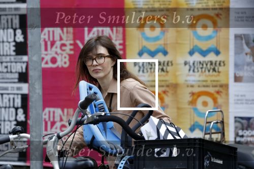 Amsterdam 25 mei 2018
Carice v Houten op de fiets in Amsterdam zuid