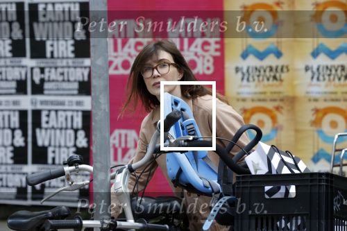 Amsterdam 25 mei 2018
Carice v Houten op de fiets in Amsterdam zuid