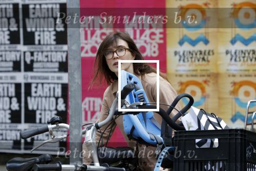 Amsterdam 25 mei 2018
Carice v Houten op de fiets in Amsterdam zuid