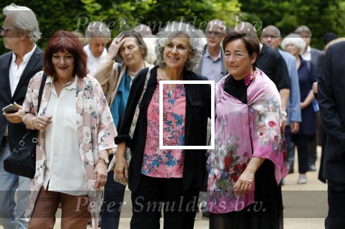 Amsterdam 24 mei 2018
Begrafenis Natascha Emanuels op begraafplaats zorgvlied. Cilly Dartell met man