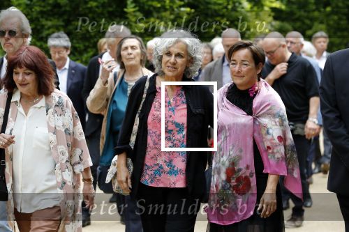 Amsterdam 24 mei 2018
Begrafenis Natascha Emanuels op begraafplaats zorgvlied. Cilly Dartell met man