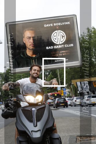 Amsterdam 24 mei 2018
Dave Roelvink op zijn Piaggio MP3 motor voor zijn Bad Habbit Club Abri op de stadhouderskade.