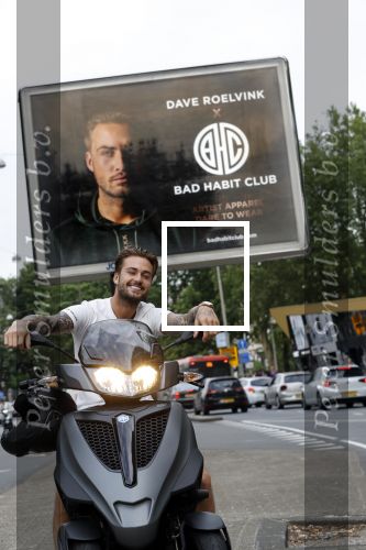 Amsterdam 24 mei 2018
Dave Roelvink op zijn Piaggio MP3 motor voor zijn Bad Habbit Club Abri op de stadhouderskade.