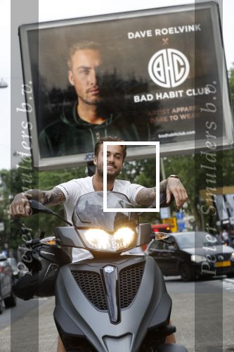 Amsterdam 24 mei 2018
Dave Roelvink op zijn Piaggio MP3 motor voor zijn Bad Habbit Club Abri op de stadhouderskade.