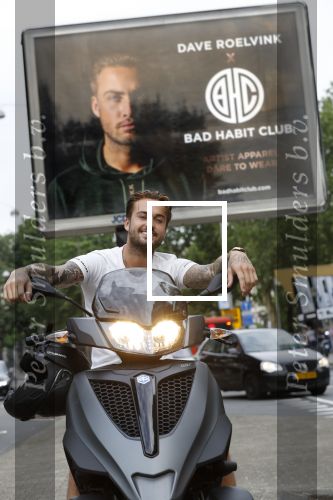 Amsterdam 24 mei 2018
Dave Roelvink op zijn Piaggio MP3 motor voor zijn Bad Habbit Club Abri op de stadhouderskade.