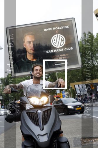 Amsterdam 24 mei 2018
Dave Roelvink op zijn Piaggio MP3 motor voor zijn Bad Habbit Club Abri op de stadhouderskade.