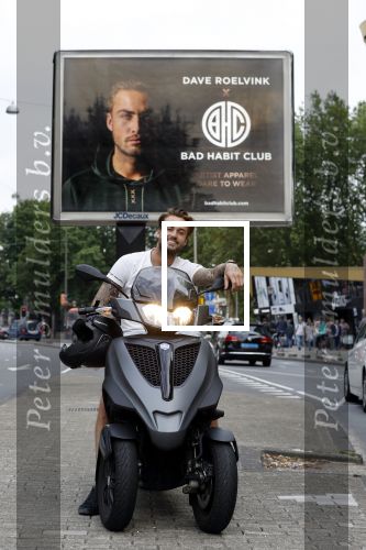 Amsterdam 24 mei 2018
Dave Roelvink op zijn Piaggio MP3 motor voor zijn Bad Habbit Club Abri op de stadhouderskade.