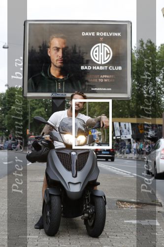 Amsterdam 24 mei 2018
Dave Roelvink op zijn Piaggio MP3 motor voor zijn Bad Habbit Club Abri op de stadhouderskade.