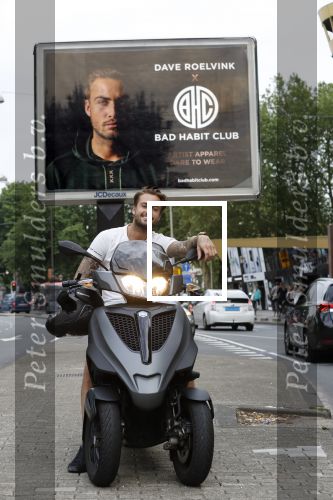 Amsterdam 24 mei 2018
Dave Roelvink op zijn Piaggio MP3 motor voor zijn Bad Habbit Club Abri op de stadhouderskade.