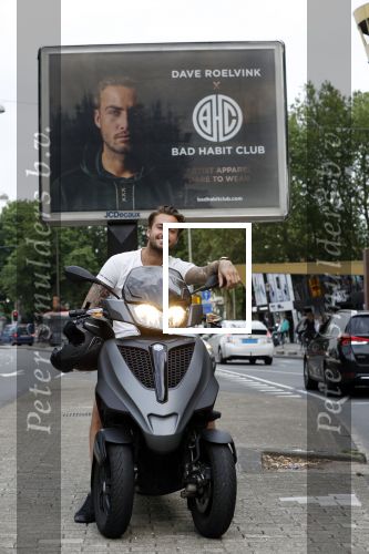 Amsterdam 24 mei 2018
Dave Roelvink op zijn Piaggio MP3 motor voor zijn Bad Habbit Club Abri op de stadhouderskade.