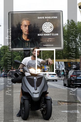 Amsterdam 24 mei 2018
Dave Roelvink op zijn Piaggio MP3 motor voor zijn Bad Habbit Club Abri op de stadhouderskade.