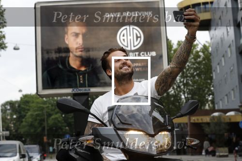 Amsterdam 24 mei 2018
Dave Roelvink op zijn Piaggio MP3 motor voor zijn Bad Habbit Club Abri op de stadhouderskade.