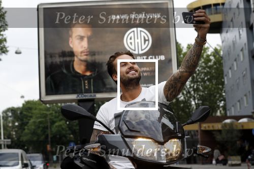 Amsterdam 24 mei 2018
Dave Roelvink op zijn Piaggio MP3 motor voor zijn Bad Habbit Club Abri op de stadhouderskade.