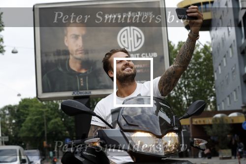 Amsterdam 24 mei 2018
Dave Roelvink op zijn Piaggio MP3 motor voor zijn Bad Habbit Club Abri op de stadhouderskade.