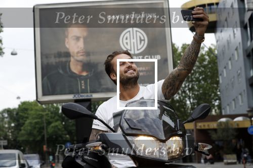 Amsterdam 24 mei 2018
Dave Roelvink op zijn Piaggio MP3 motor voor zijn Bad Habbit Club Abri op de stadhouderskade.
