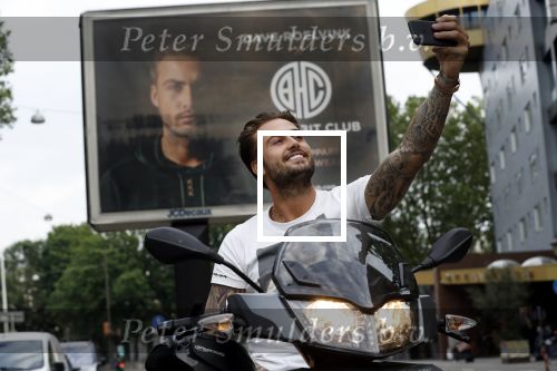 Amsterdam 24 mei 2018
Dave Roelvink op zijn Piaggio MP3 motor voor zijn Bad Habbit Club Abri op de stadhouderskade.