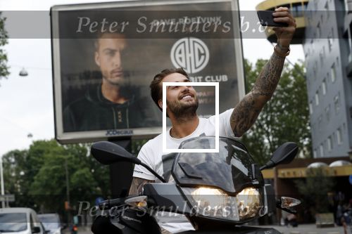 Amsterdam 24 mei 2018
Dave Roelvink op zijn Piaggio MP3 motor voor zijn Bad Habbit Club Abri op de stadhouderskade.