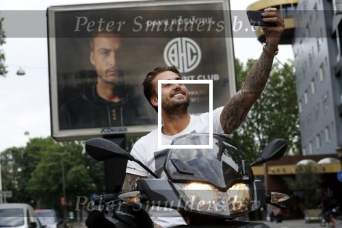 Amsterdam 24 mei 2018
Dave Roelvink op zijn Piaggio MP3 motor voor zijn Bad Habbit Club Abri op de stadhouderskade.