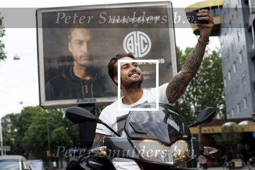 Amsterdam 24 mei 2018
Dave Roelvink op zijn Piaggio MP3 motor voor zijn Bad Habbit Club Abri op de stadhouderskade.