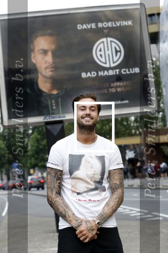 Amsterdam 24 mei 2018
Dave Roelvink op zijn Piaggio MP3 motor voor zijn Bad Habbit Club Abri op de stadhouderskade.