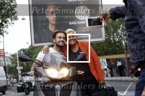 Amsterdam 24 mei 2018
Dave Roelvink op zijn Piaggio MP3 motor voor zijn Bad Habbit Club Abri op de stadhouderskade.