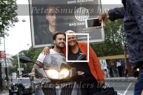 Amsterdam 24 mei 2018
Dave Roelvink op zijn Piaggio MP3 motor voor zijn Bad Habbit Club Abri op de stadhouderskade.