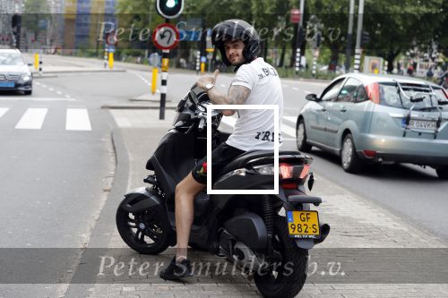 Amsterdam 24 mei 2018
Dave Roelvink op zijn Piaggio MP3 motor voor zijn Bad Habbit Club Abri op de stadhouderskade.