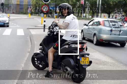 Amsterdam 24 mei 2018
Dave Roelvink op zijn Piaggio MP3 motor voor zijn Bad Habbit Club Abri op de stadhouderskade.