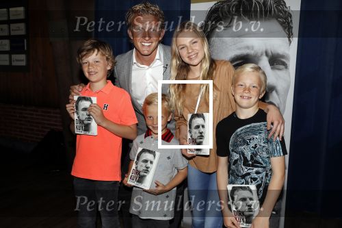 Katwijk 14 mei 2018
Boekpresentatie Dirk Kuyt in aanwezigheid van zijn kinderen en vrouw Gertrude.