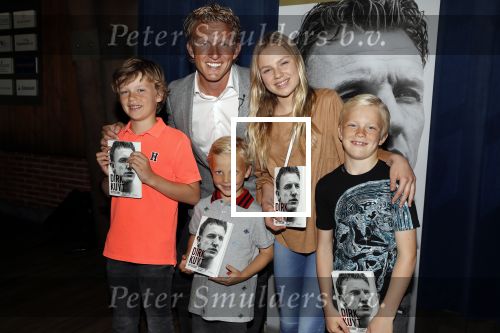 Katwijk 14 mei 2018
Boekpresentatie Dirk Kuyt in aanwezigheid van zijn kinderen en vrouw Gertrude.