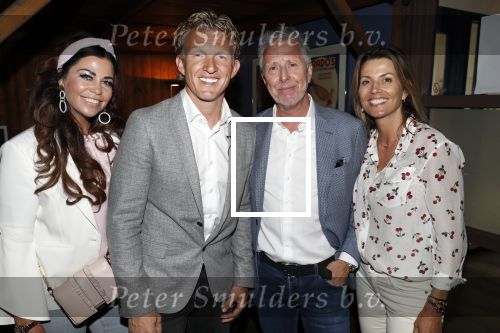 Katwijk 14 mei 2018
Boekpresentatie Dirk Kuyt in aanwezigheid van zijn kinderen en vrouw Gertrude. Dirk Gertrude Rob en Esther jansen