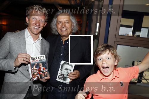 Katwijk 14 mei 2018
Boekpresentatie Dirk Kuyt in aanwezigheid van zijn kinderen en vrouw Gertrude. Dirk met de schrijver Jaap de Groot