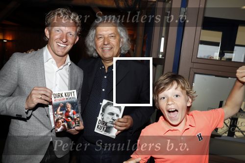 Katwijk 14 mei 2018
Boekpresentatie Dirk Kuyt in aanwezigheid van zijn kinderen en vrouw Gertrude. Dirk met de schrijver Jaap de Groot