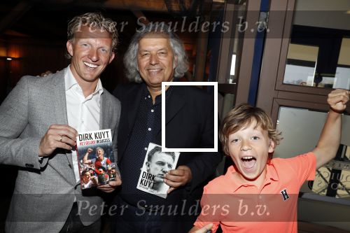 Katwijk 14 mei 2018
Boekpresentatie Dirk Kuyt in aanwezigheid van zijn kinderen en vrouw Gertrude. Dirk met de schrijver Jaap de Groot